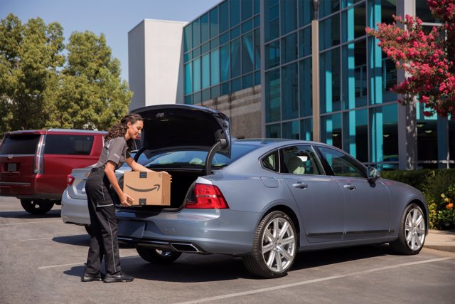 Volvo Cars introduce entrega de paquetes de Amazon en sus coches en EEUU