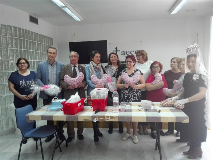 Parlamentarios del PP visitan la sede de la AECC en Almería