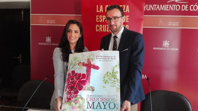 Carmen González y Francisco Ruz sostienen el cartel del Concurso de Cruces