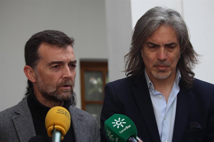 El líder andaluz de IU, Antonio Maíllo, atendiendo a los periodistas