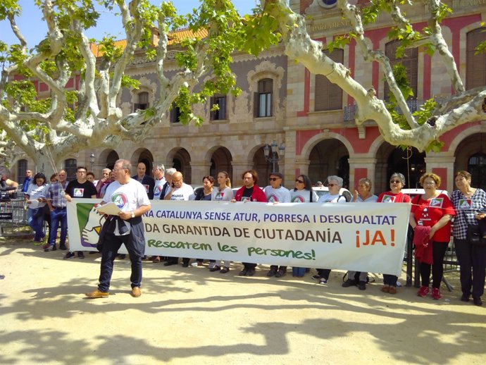 Manifestació enfront del Parlament per la Renda Garantida de Ciutadania