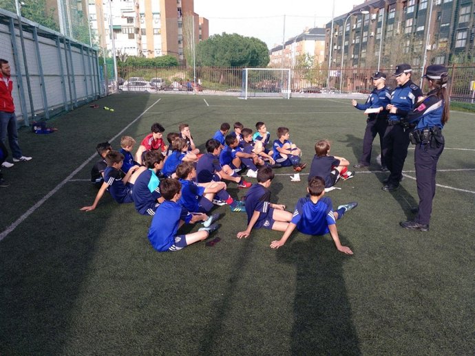 Policía Municipal de Madrid forma a niños contra el 'bullying'