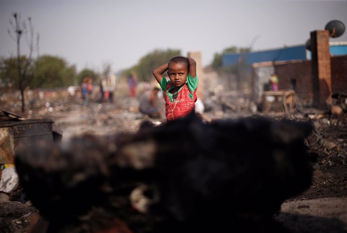 Foto de archivo de un niño cerca de su casa quemada en Nueva Delhi. 