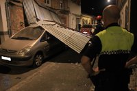 Las fuertes rachas de viento causan el desprendimiento de un tejado metálico en el barrio del Zaidín de Granada