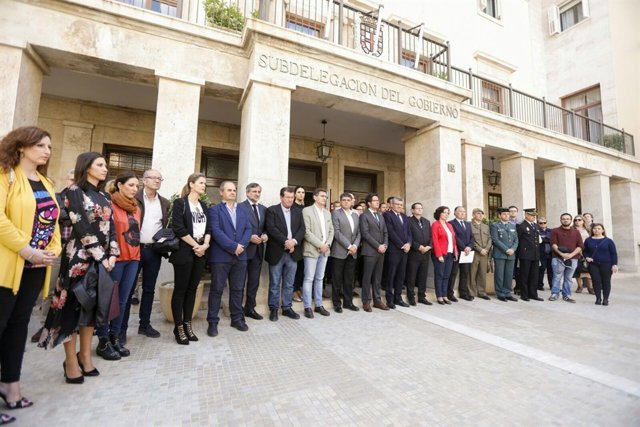 El diputado Ángel Escobar representa a la Diputación en el minuto de silencio.