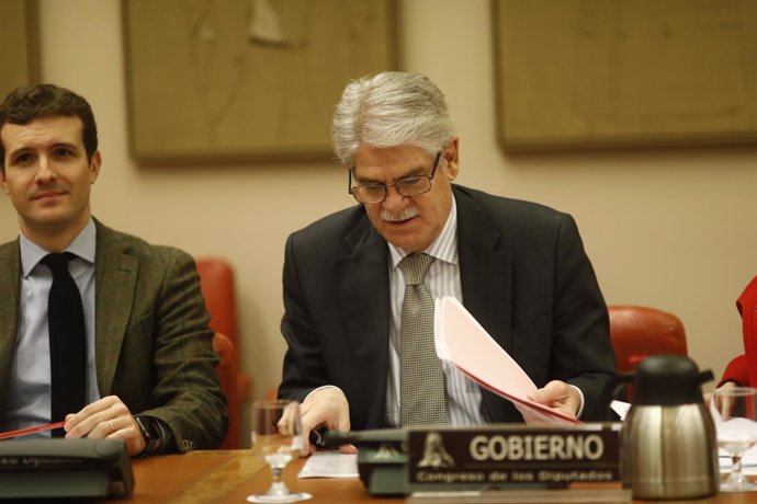 El ministro Alfonso Dastis y el diputado del PP Pablo Casado en el Congreso