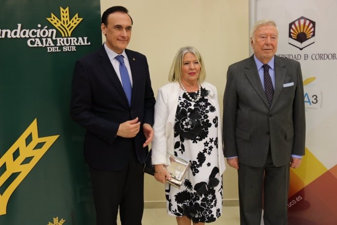 Gómez Villamandos, Gómez Cabello y García Palacios tras la firma del acuerdo