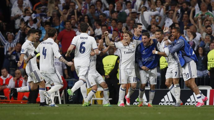 Los jugadores del Real Madrid celebran el 2-2 de Cristiano