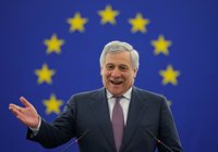 Tajani pide a Juncker que Bruselas ayude a Venezuela y la región con los "desplazados por la crisis"