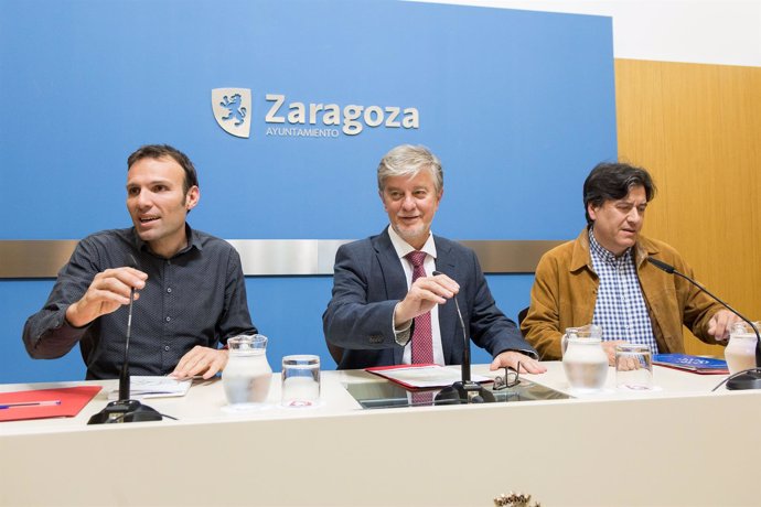 El alcalde Santisteve, Pablo Muñoz y Michel Zarzuela hacen balande del CIDEU
