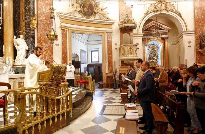 Un sacerdote iraquí oficiando una misa en la Basílica de València