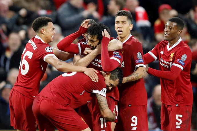 Salah es felicitado por sus compañeros tras un gol en el Liverpool-Roma