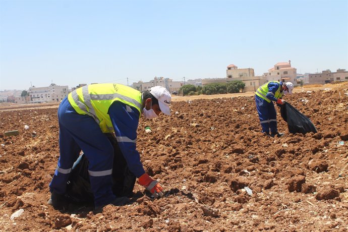 Refugiados sirios y residentes jordanos colaboran en las brigadas de limpieza