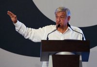 López Obrador advierte a Meade de que "la mafia del poder" quiere "sacrificarle"
