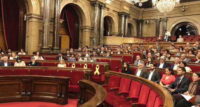 Pleno del Parlament de Catalunya con la bancada del Govern vacía