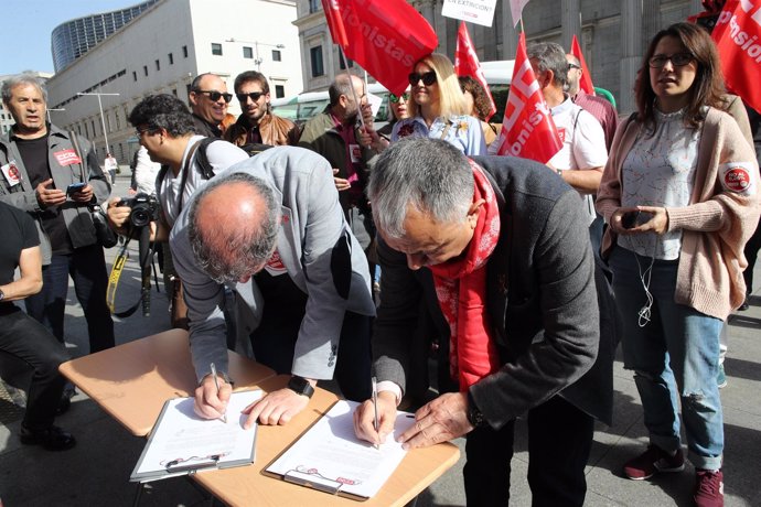 Unai Sordo y Pepe Álvarez firman por las pensiones frente al Congreso