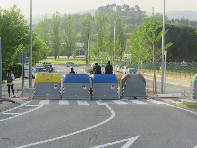 Un grup d'estudiants tallant l'accés sud de la universitat