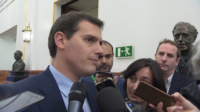 Rivera fent declaracions als passadissos del Congrés
