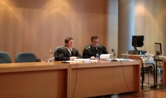 Los letrados de las acusadas durante el juicio en la Audiencia. 