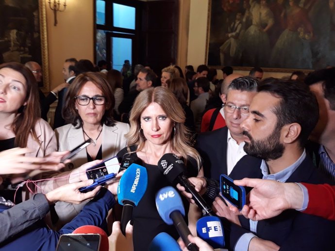 Eva Montesinos atiende a los medios junto a José Muñoz, el pasado jueves