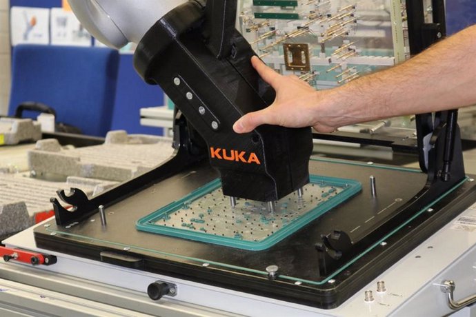 Fujitsu se asocia KUKA para realizar un proyecto de producción de placas base