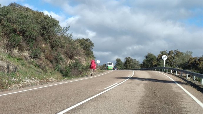 Un peregrino por la carretera que enlaza Castilblanco y Almadén