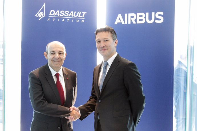 Directivos de Airbus y Dassault Aviation en la firma de un acuerdo