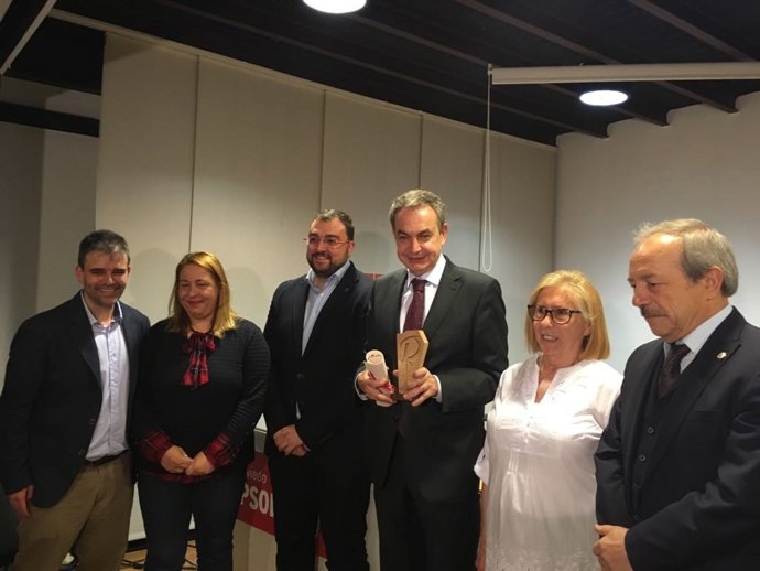 Zapatero recogiendo el premio 'Pura Tomás 2016' en la AMSO