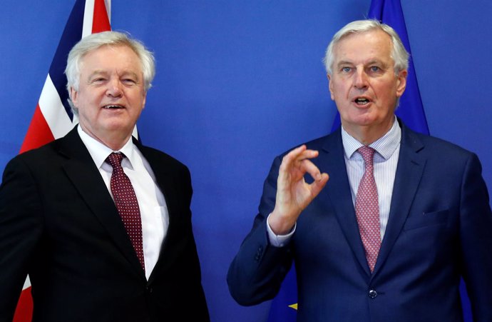 El ministro británico y el negociador jefe europeo, David Davis y Michel Barnier