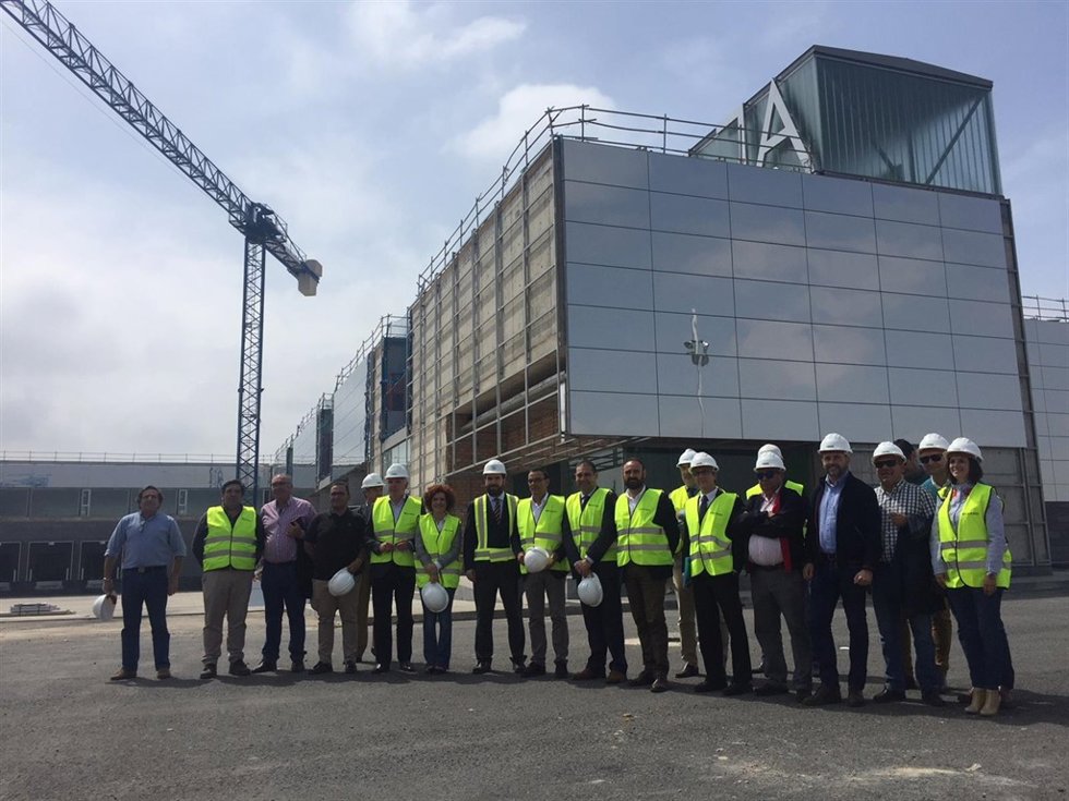 Visita a la nueva lonja del puerto de Huelva que se inaugurará en junio.
