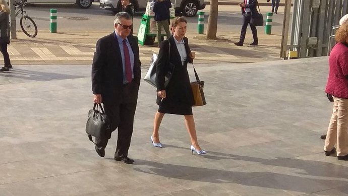 Juan Antonio Roca y su abogada en la Ciudad de la Justicia de Málaga