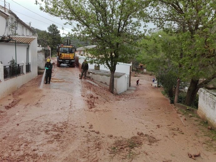 Limpieza de la pedanía de La Parrilla en Villanueva de Algaidas por Infoca