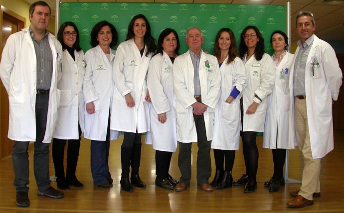 Un grupo de médicos del Hospital de Valme