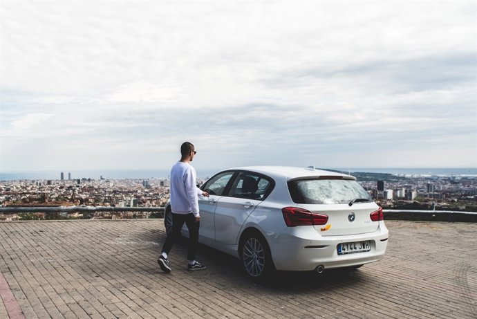 Hombre caminando hacia un vehículo