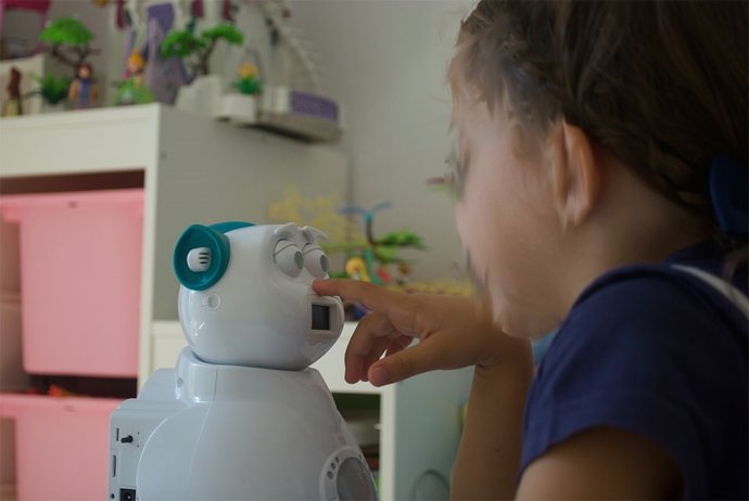 Una niña juega con el Aisoy1 Kik