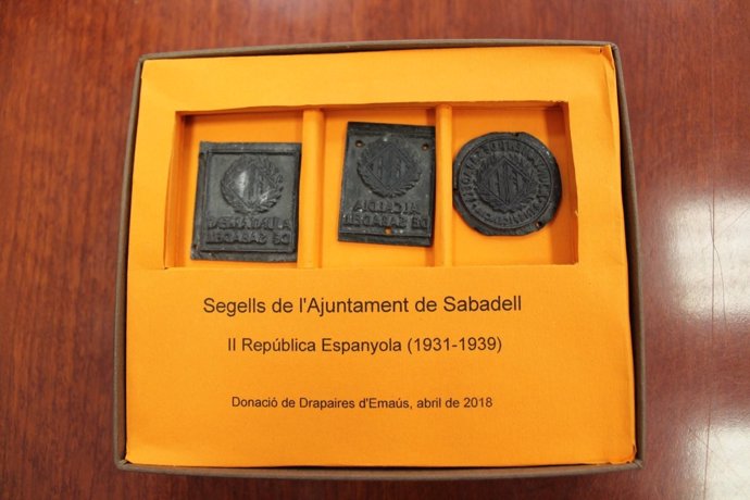 Los tres sellos de la II República que la entidad ha entregado al Ayuntamiento