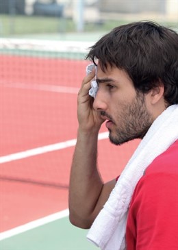 Sudoración joven quirónsalud Marbella tratamiento botox para hiperhidrosis