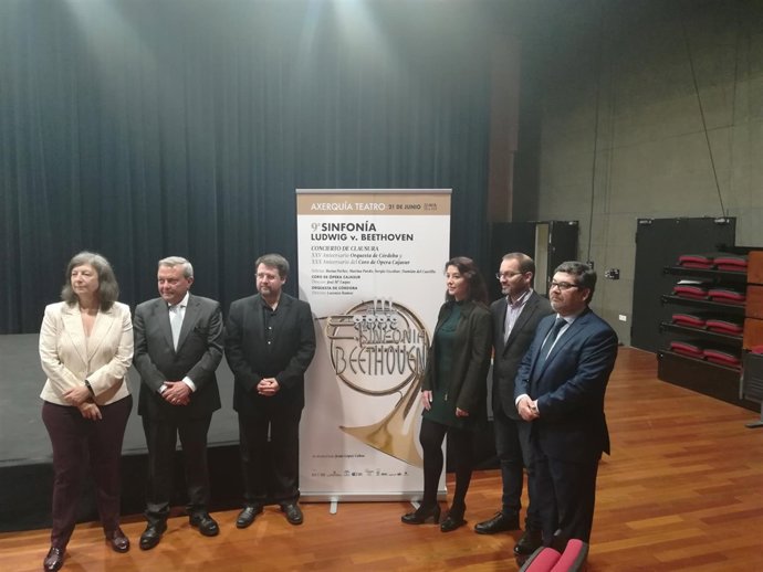Autoridades en la presentación del concierto