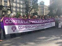 Mujeres exigen los 200 millones contra la violencia machista y la dimisión de Montserrat