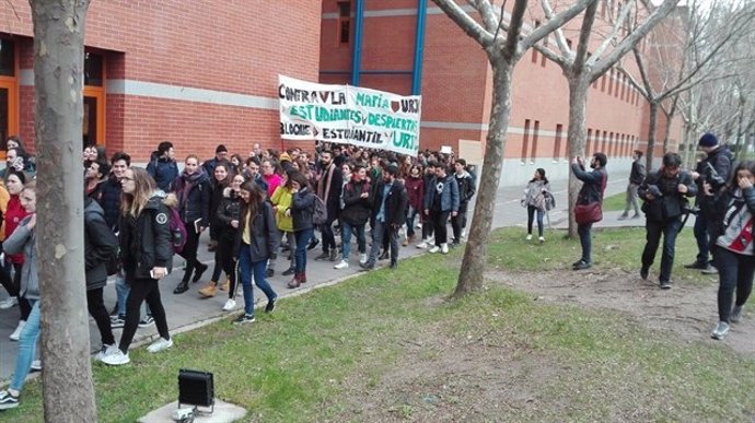 Protesta de estudiantes en la sede de la URJC en Vicálcaro