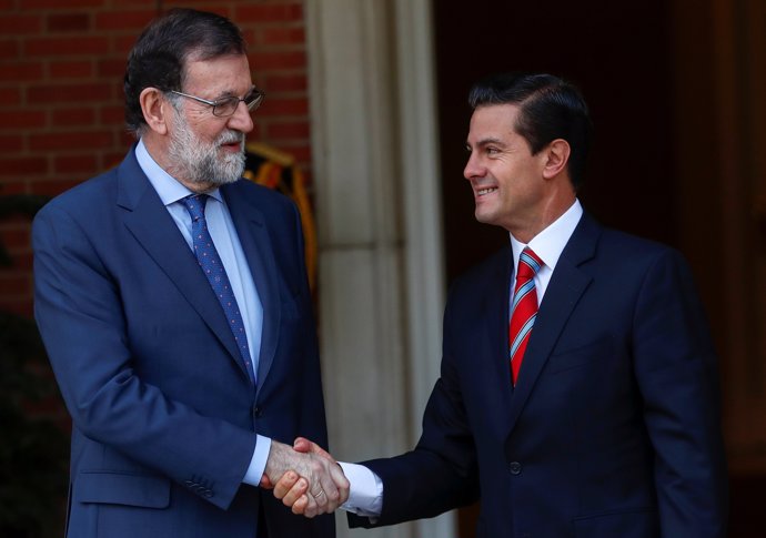 Mexican President Enrique Pena Nieto greets Spain's Prime Minister Mariano Rajoy