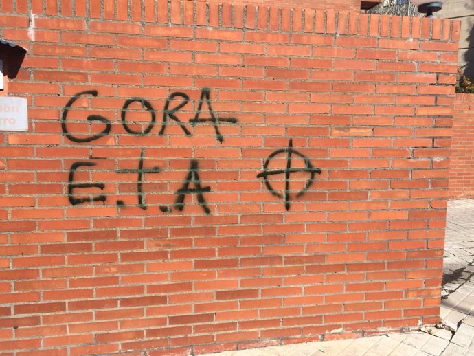 Fachada pintada con 'Gora ETA' en Madrid