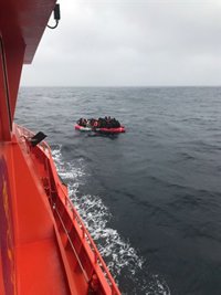 Los rescatados de la patera naufragada con cinco fallecidos advierten de otros 13 desaparecidos