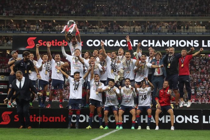 Los jugadoras de las Chivas de Guadalajara celebran la Champions de la CONCACAF