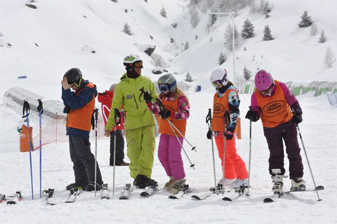 Escolares esquiando