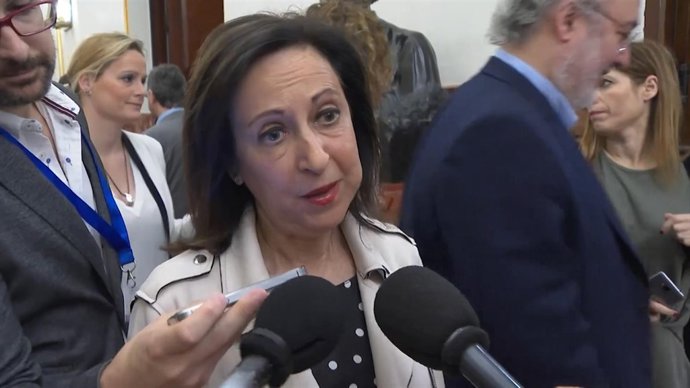 Margarita Robles comparece a la entrada del Pleno