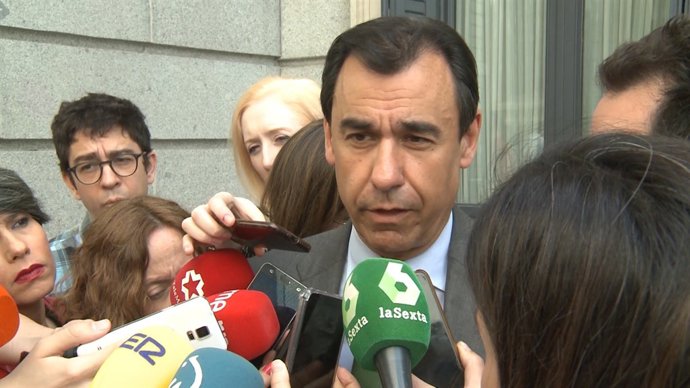 Maillo compareix a la sortida del Congrés dels Diputats