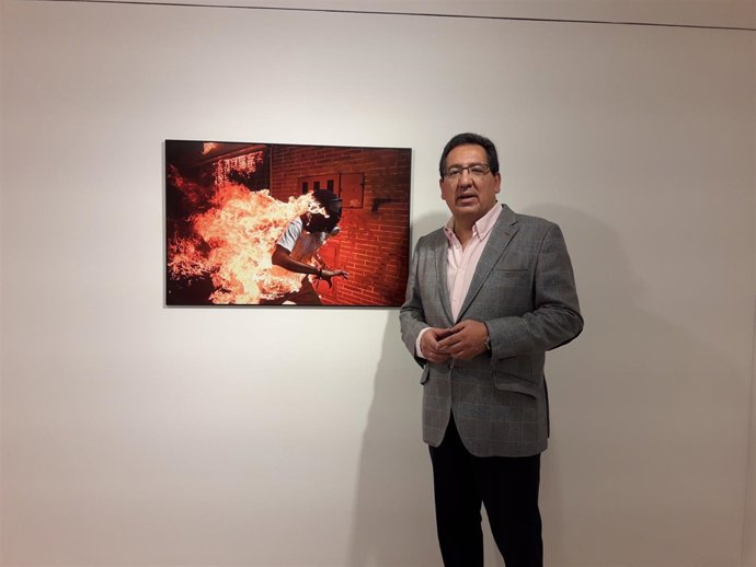 Antonio Pulido junto a la fotografía ganadora del World Press Photo