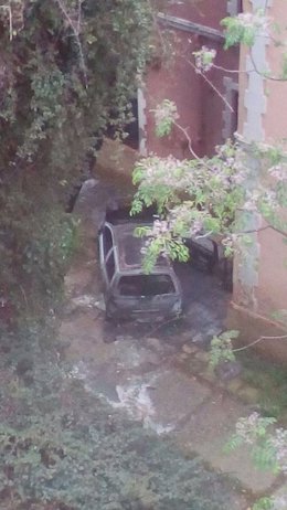 Vehículo incendiado en el interior de La Casona, en Huelva.