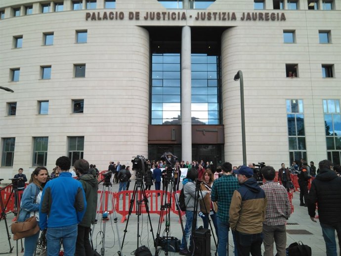Expectació en el Palau de Justícia davant la sentència sobre 'La Manada'.